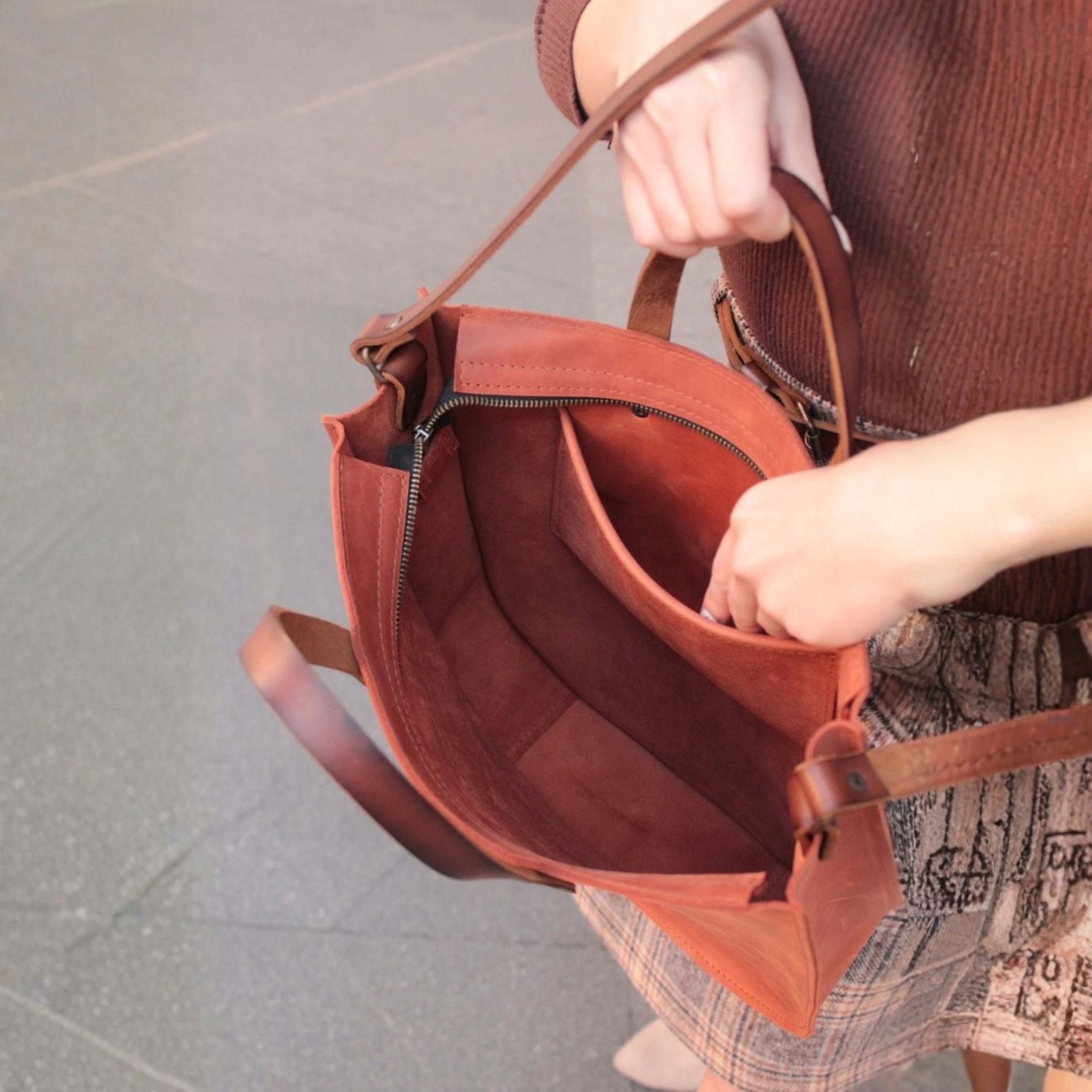 VT LEATHER TOTE FOR WOMEN
