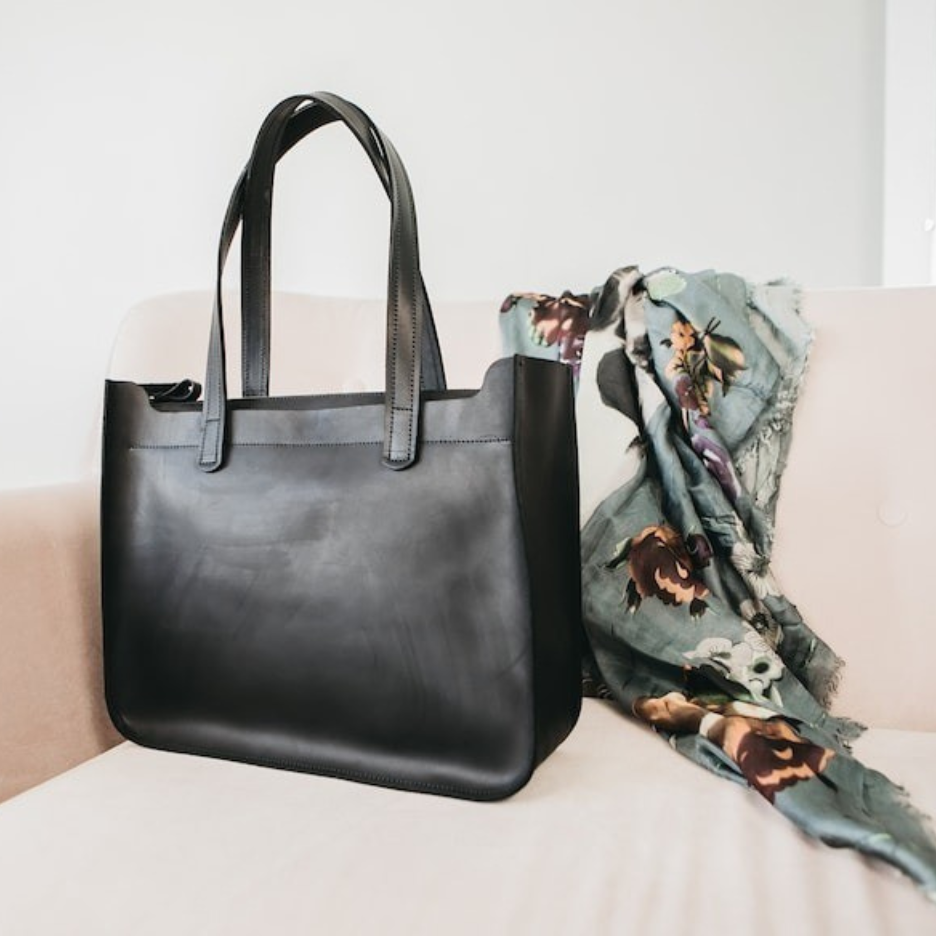 VT LEATHER TOTE FOR WOMEN