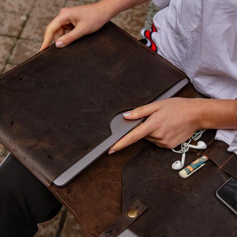 kinnoti Belt Leather Laptop Sleeve