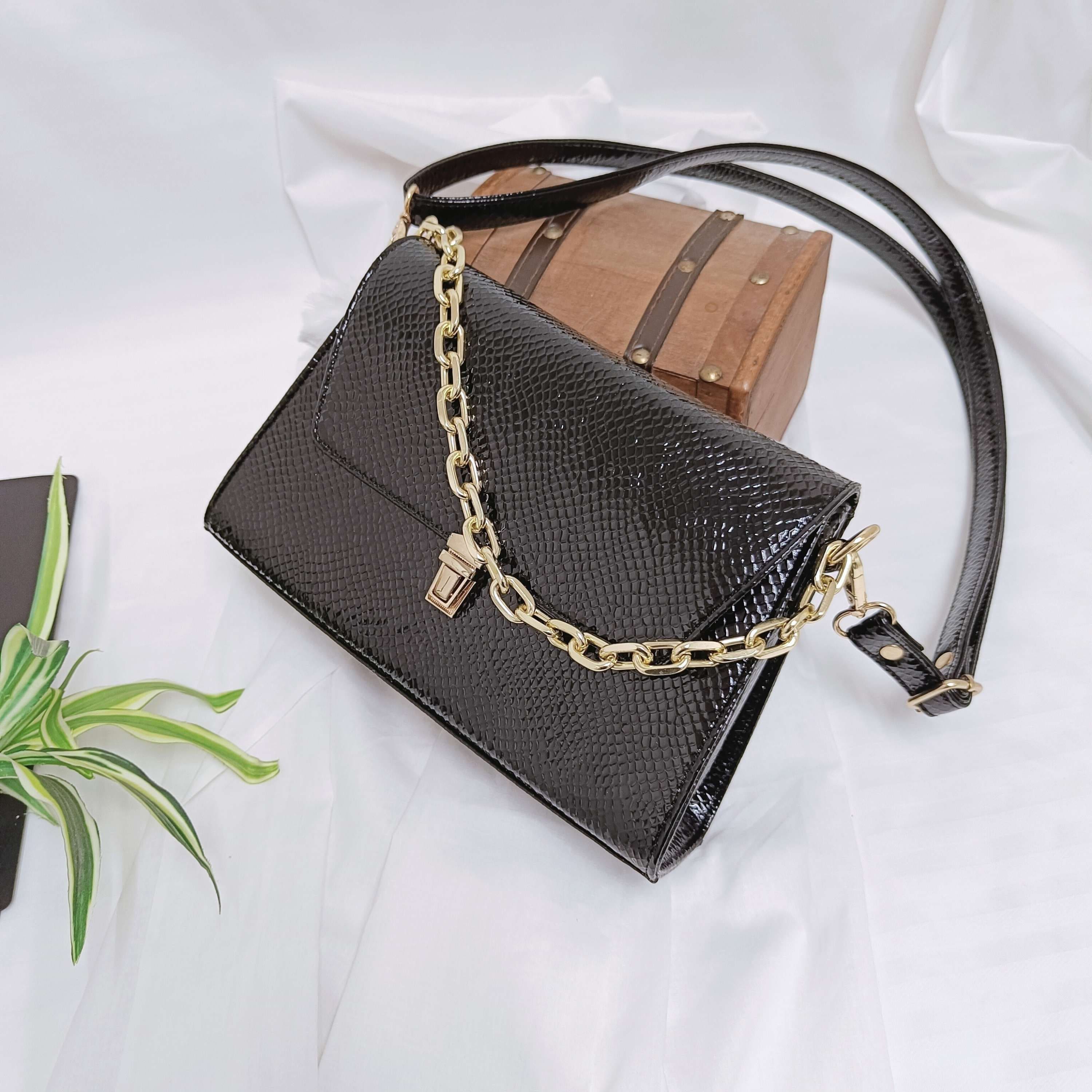 kinnoti Black New Snake Pattern Shoulder Bag