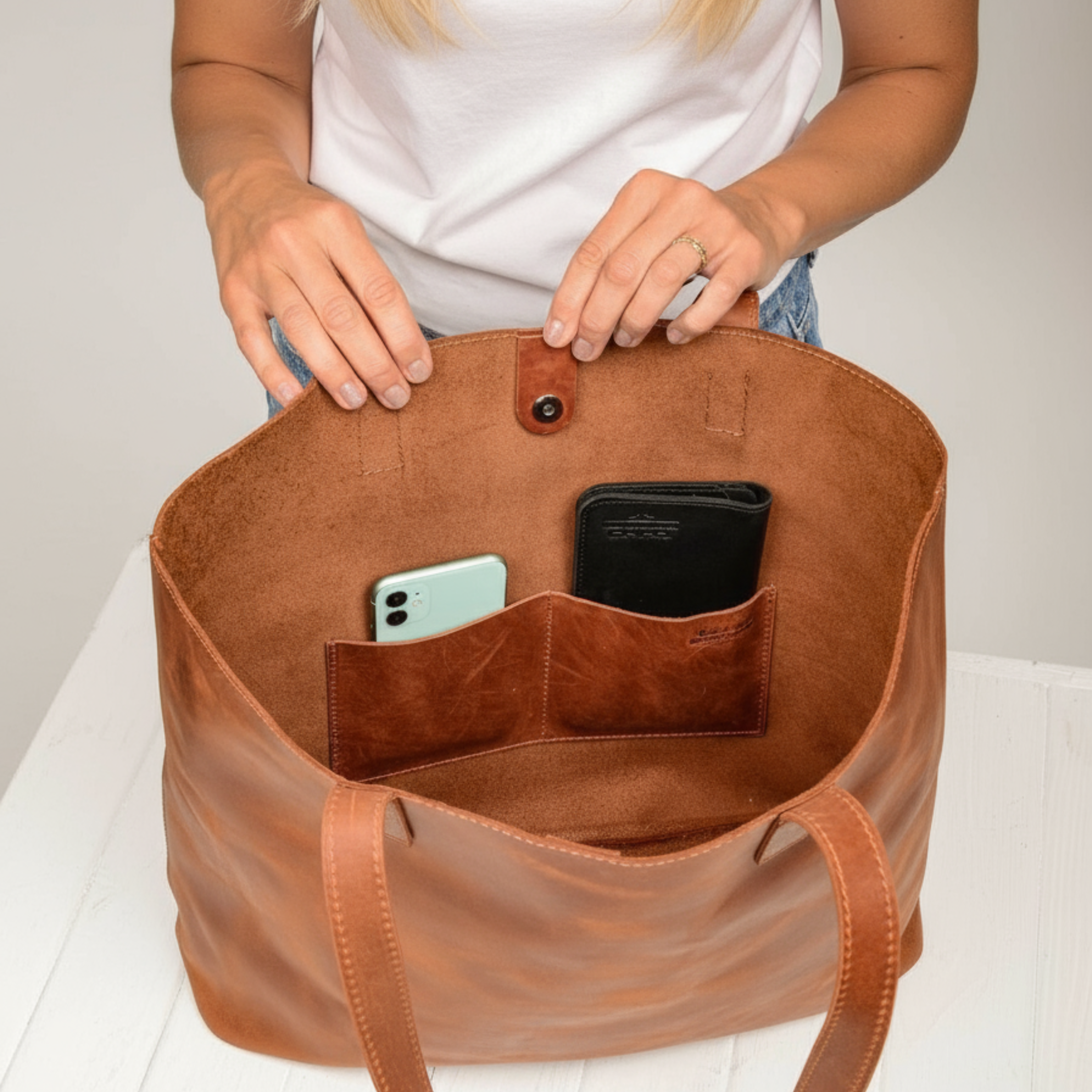 VT LEATHER TOTE FOR WOMEN