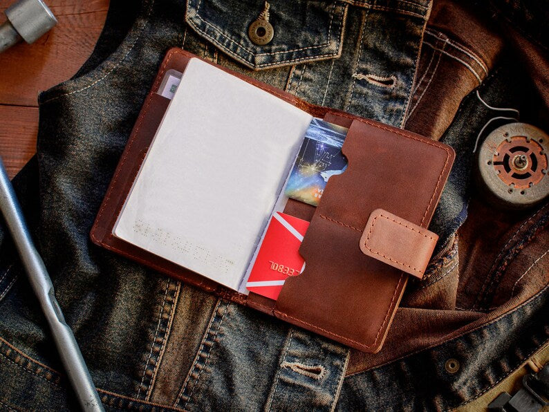 Kinnoti Timeless Leather Passport Holder